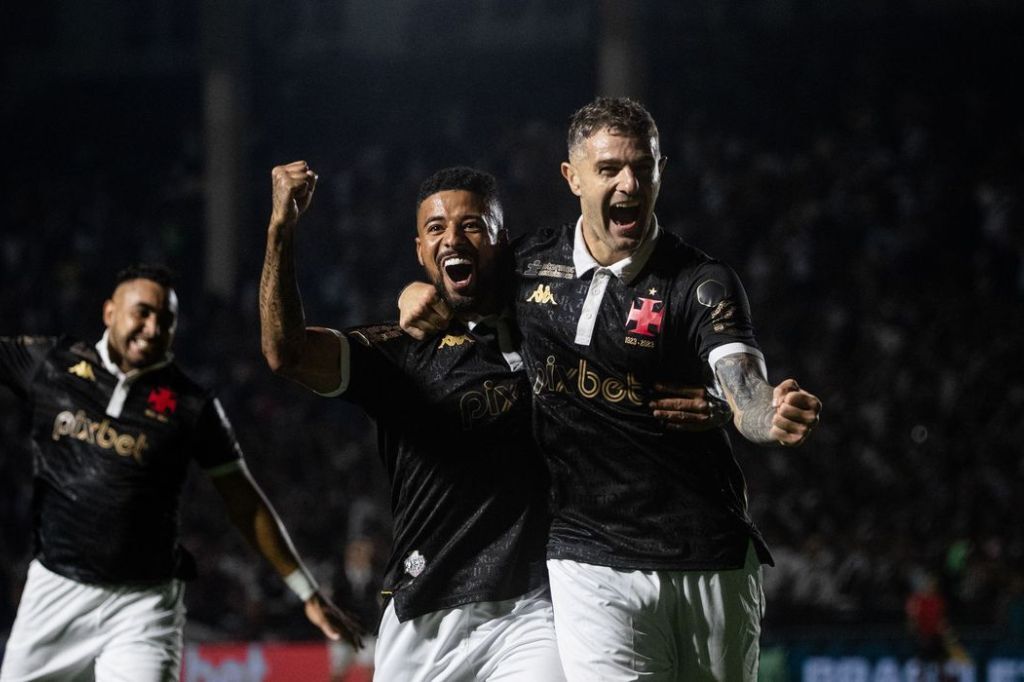 Vasco goleia Coritiba em reencontro com torcida em São Januário