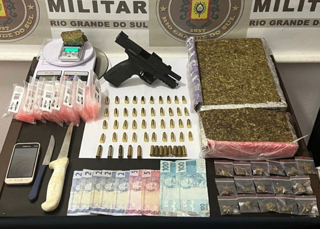 BRIGADA MILITAR PRENDE HOMEM COM ARMA DE USO RESTRITO E MAIS DE TRÊS QUILOS DE MACONHA EM TORRES