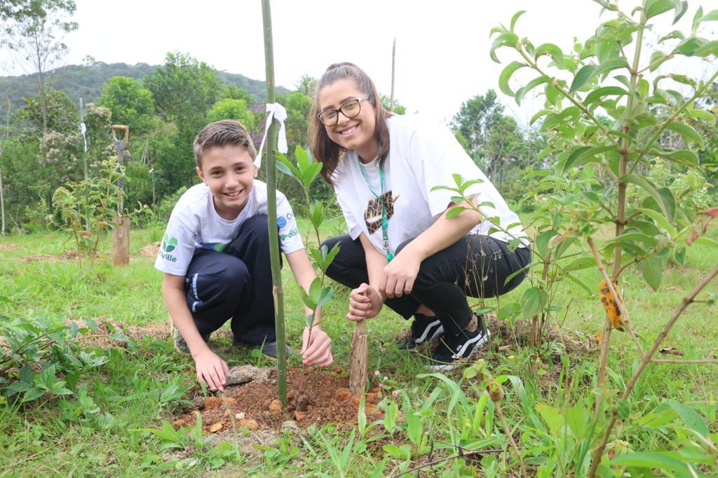 Alunos do Projeto Monitorando Rios celebram o Dia da Árvore com plantio de mudas frutíferas