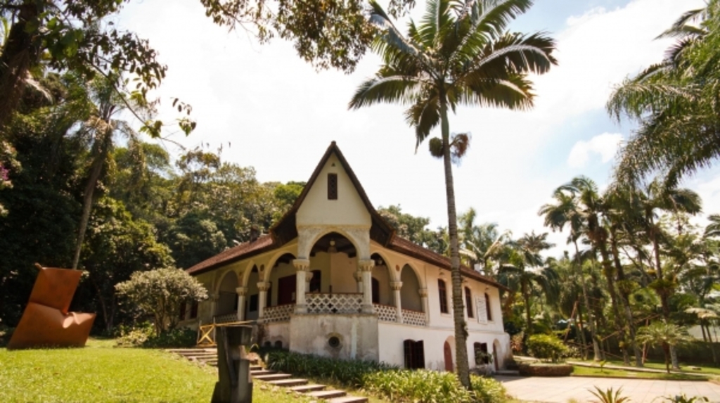 Museu de Arte em Joinville se ilumina de lilás para conscientizar sobre a Dermatite Atópica