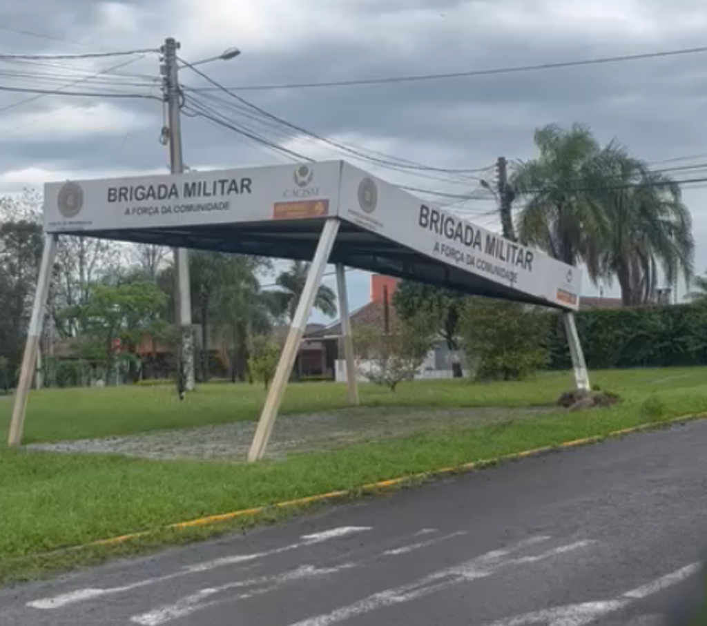 Estrutura da Brigada Militar, no Bairro São José, fica danificada após carro colidir contra pilar de sustentação