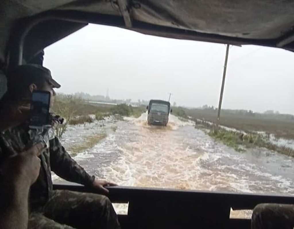 Divulgação - Marinha e Exército estão apoiando no resgate de pessoas nas ilhas