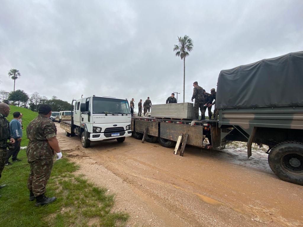 Bruno Esteves/Especial FS - Município e Exército atuam na distribuição de lonas e telhas para as famílias atingidas