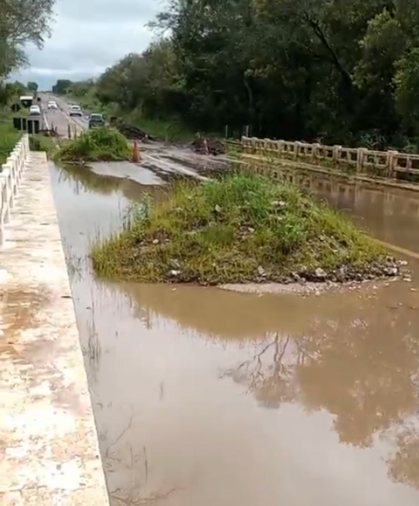 VÍDEO: funcionário denuncia caminhoneiros de passarem por ponte sobre Arroio Bossoroca, na BR-290, bloqueada para veículos pesados