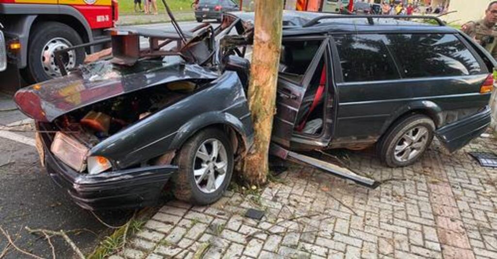 Jovem fica ferido e inconsciente ao bater carro contra árvore em Timbó