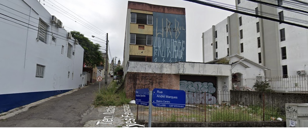 título imagem VÍDEO: imagem flagra criminosos furtando itens de prédio abandonado no centro de Santa Maria