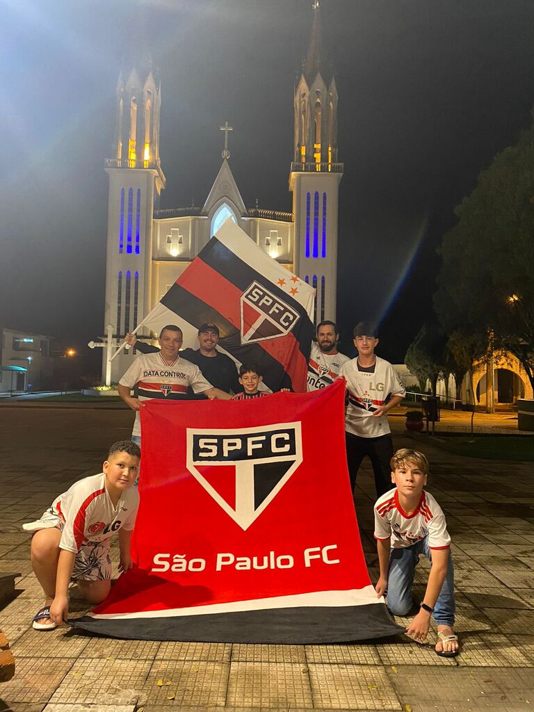 TORCEDORES SÃO-PAULINOS COMEMORAM TÍTULO DA COPA DO BRASIL EM PRAIA GRANDE
