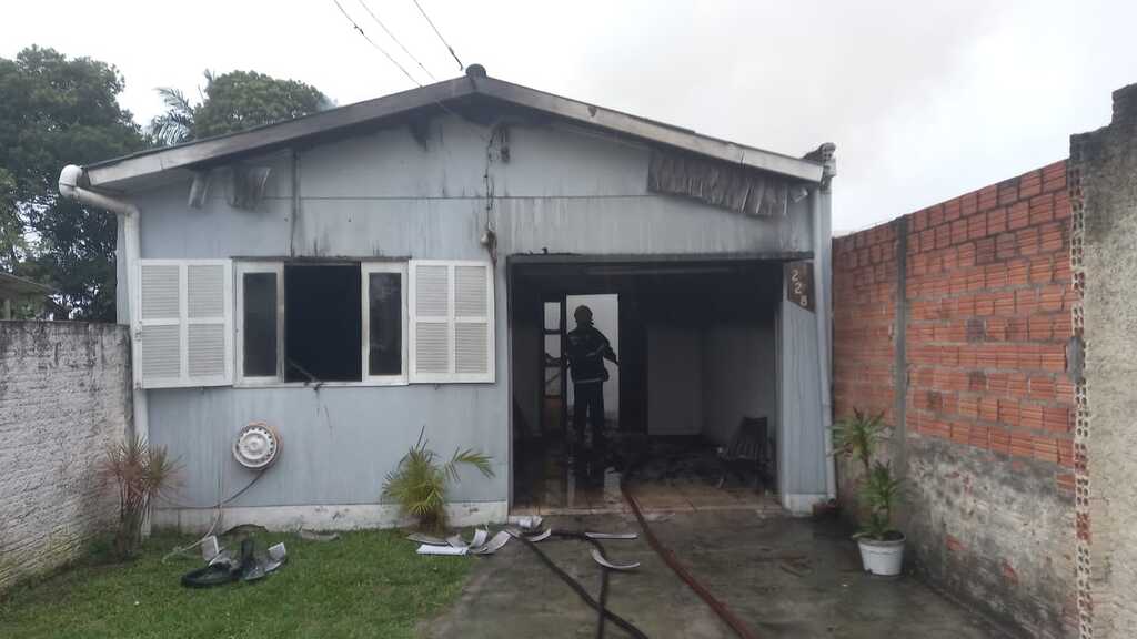 MULHER É AGREDIDA E MORTA A FACADAS 
PELO NAMORADO EM SOMBRIO