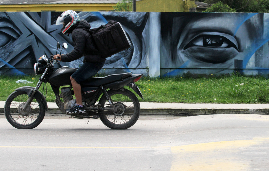 Foto: Jô Folha - DP - Motoboys tiveram serviço dobrado com o aumento de solicitações de tele-entregas