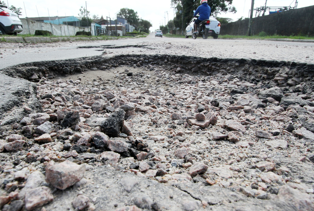 Foto: Jô Folha - DP - Ainda sem condições de trabalhos para recuperar as vias, prioridade vai ser para ruas e avenidas que são vias de transporte público