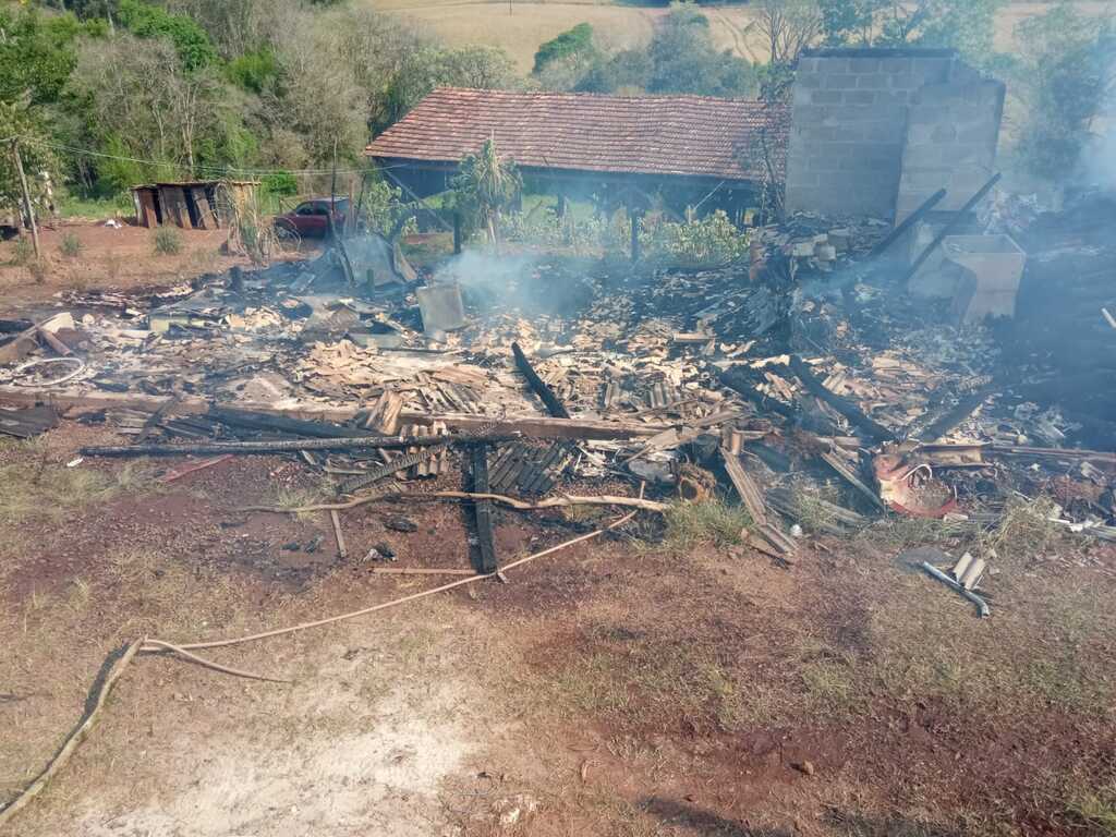 Incêndio em residência é registrado no interior de São José do Cedro