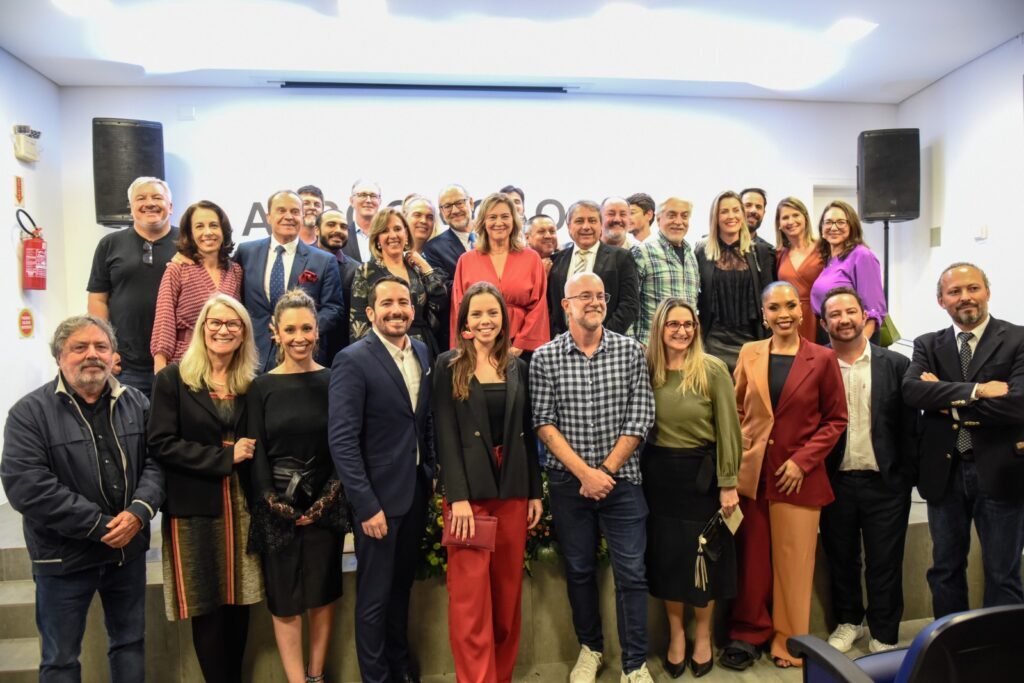 Com casa cheia, Associação Catarinense de Imprensa empossa novos diretores e conselheiros