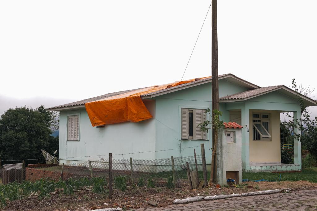 Chuva, frio e mais de 500 casas destelhadas: o cenário de Faxinal do Soturno após a queda de granizo durante a madrugada