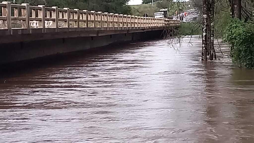 Ponte sobre o arroio Bossoroca em Vila Nova do Sul está interrompida