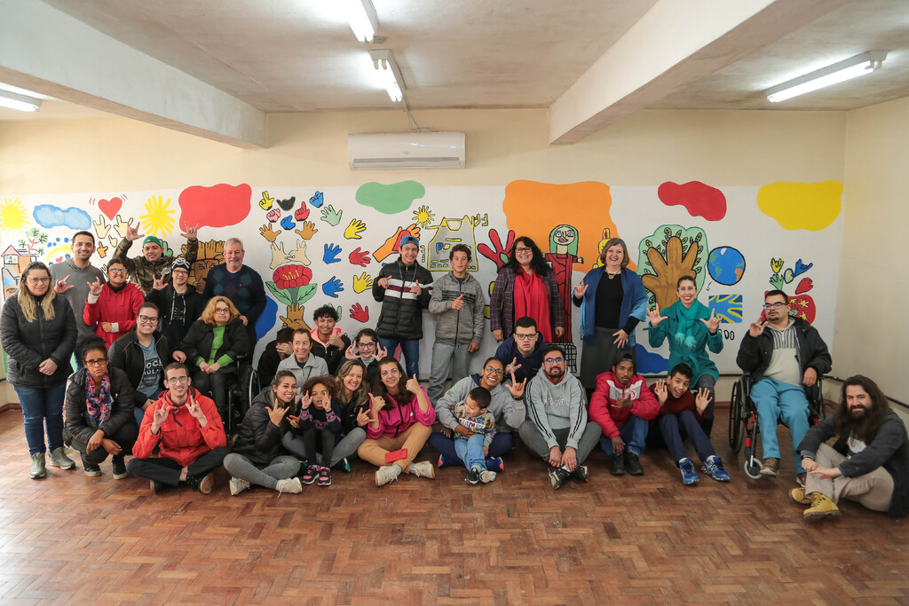 Escola do Bairro Lorenzi inaugura mural em alusão ao Setembro Azul