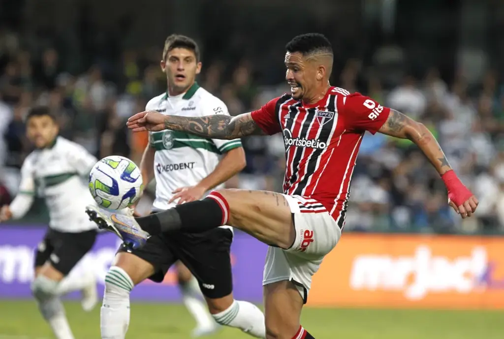 São Paulo e Coritiba se enfrentam em partida atrasada pelo Brasileirão