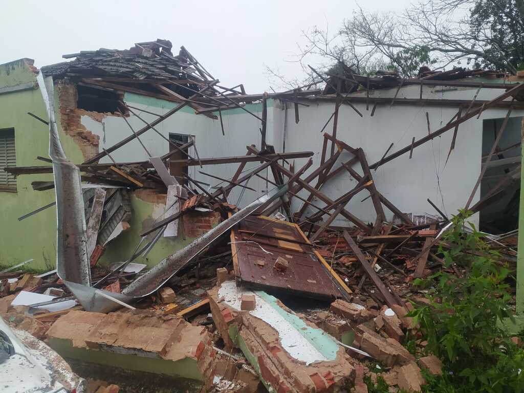 Casa desaba em Santa Maria e danifica carro estacionado; municípios da região estão em alerta por conta das chuvas