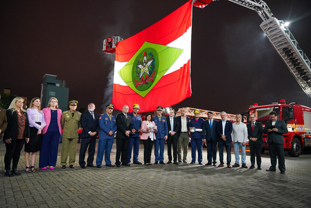 CBMSC COMEMORA 97 ANOS COM ENTREGA DE VIATURAS E EQUIPAMENTOS EM FLORIANÓPOLIS