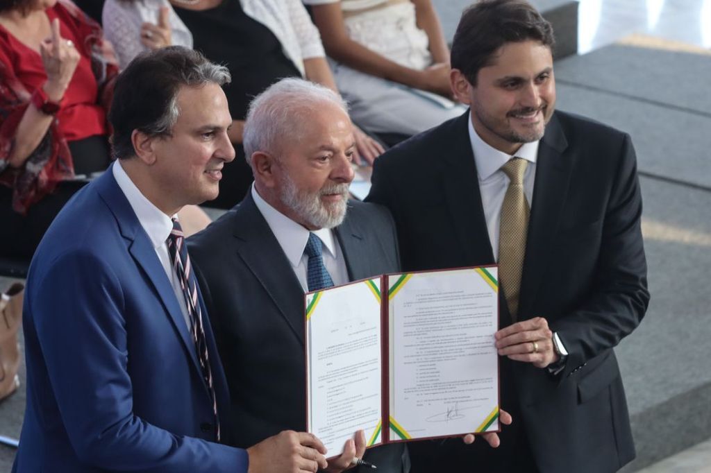 Estudantes do ensino médio terão bolsa para permanecer na escola