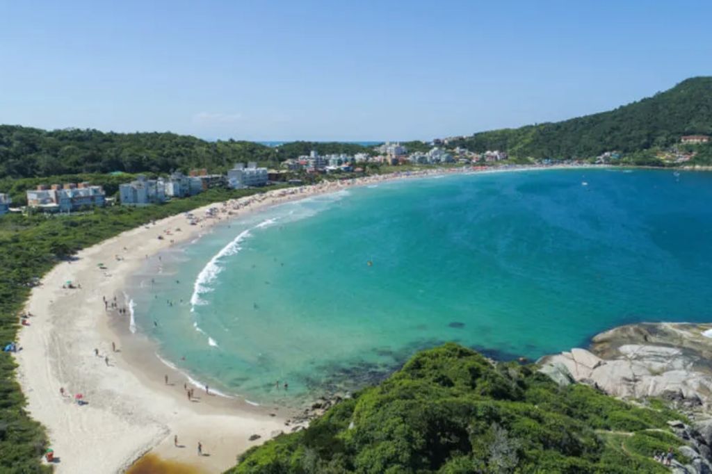  - Praia de Quatro Ilhas, em Bombinhas — Foto: Bandeira Azul/Divulgação