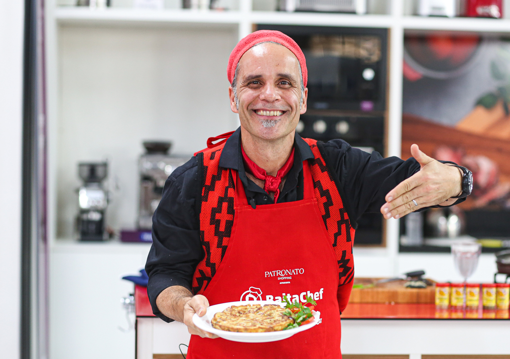 Marcello Caminha leva música à cozinha da 6ª edição do Baita Chef
