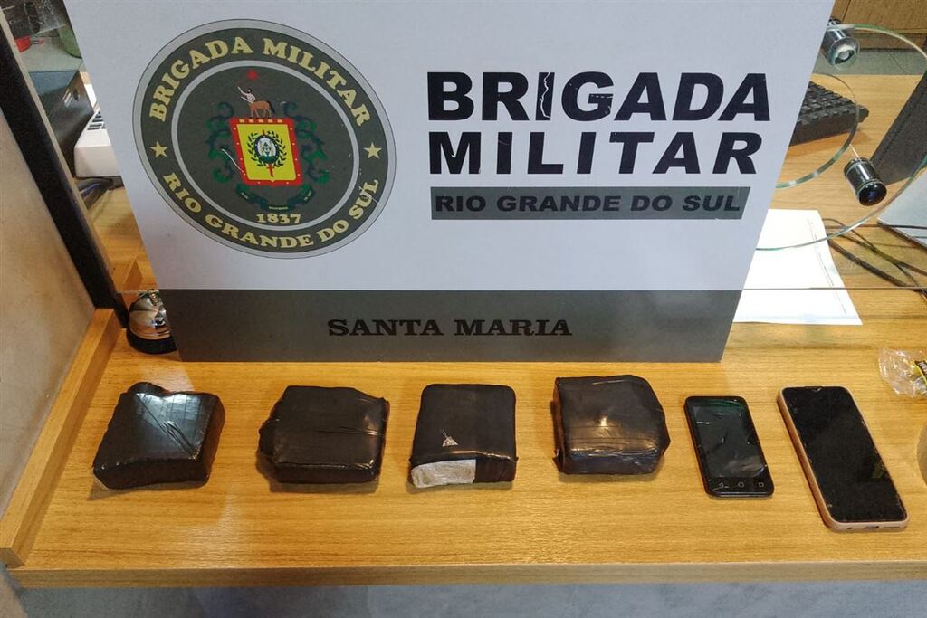 Foto: Brigada Militar - dois aparelhos celulares e quatro porções de maconha foram apreendidos pelos policiais