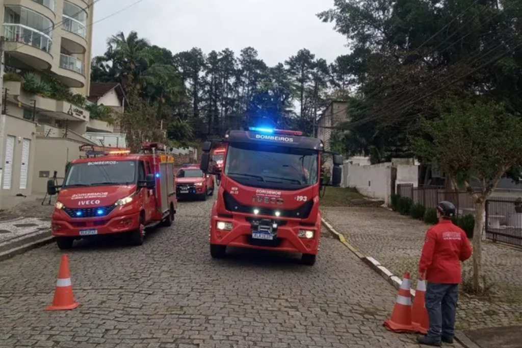  - Corpo de Bombeiros Voluntários em frente ao local do incêndio — Foto: Cristiano Gomes