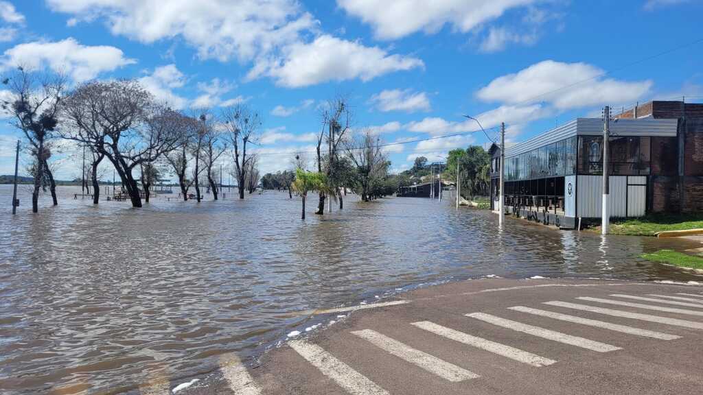 Pelo menos 90 pessoas foram atingidas pelos alagamentos em Rosário do Sul; nível dos rios começa a baixar nesta quinta