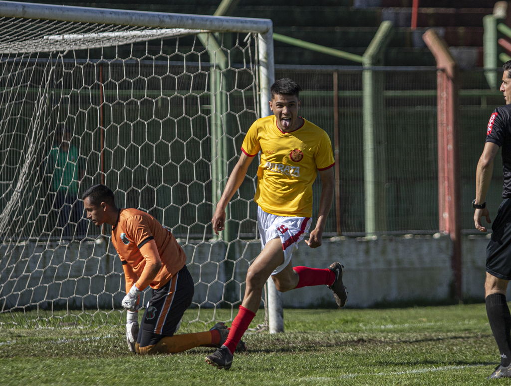 Foto: Matheus Samá - Especial - DP - Camisa 9 do time visitante marcou uma vez no começo e outra no final da partida