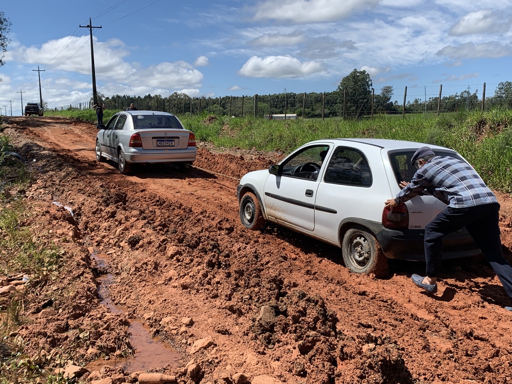 Motoristas sofrem com condições de via e atolam veículos em estrada na região sul de Santa Maria