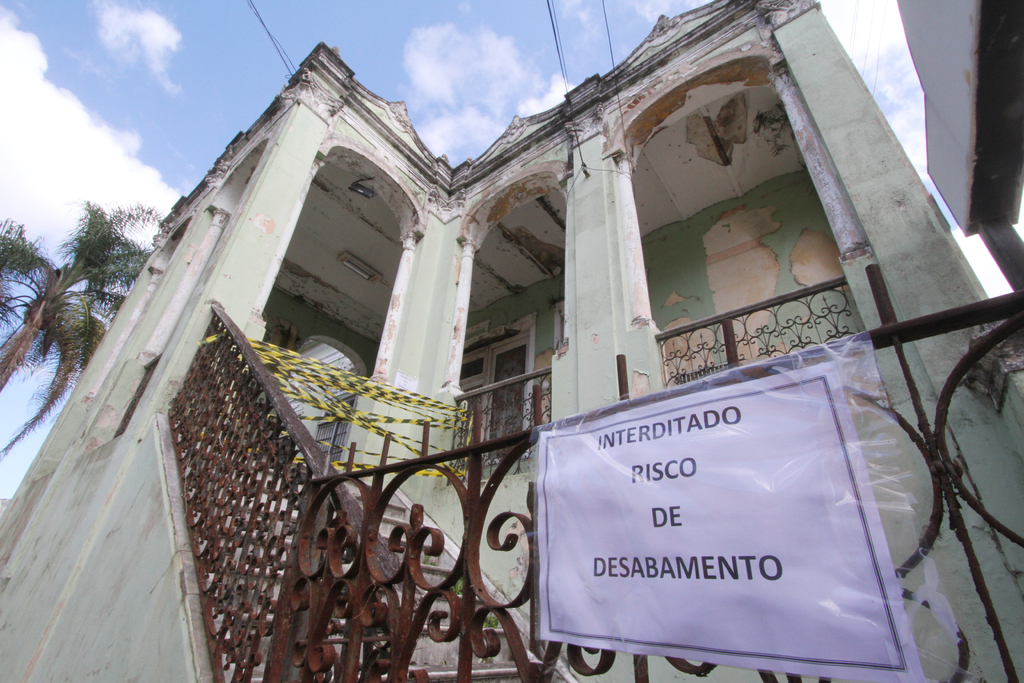 Foto: Jô Folha - DP - Prédio histórico da Escola Félix da Cunha está comprometido