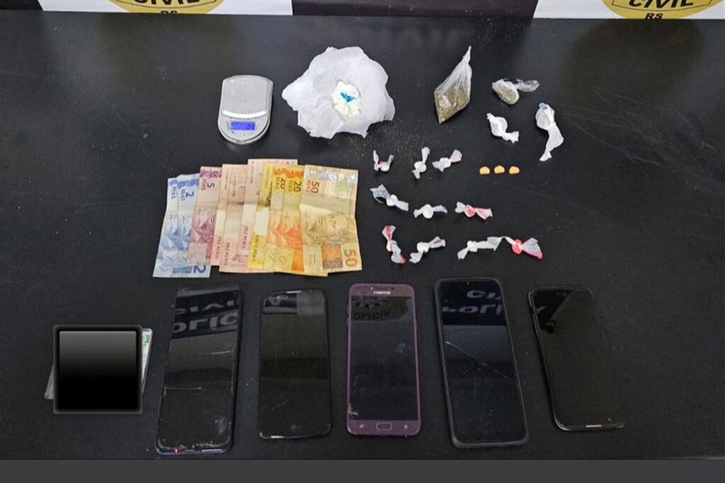 Foto: Polícia Civil - Porções de entorpecentes, dinheiro e aparelhos celulares foram apreendidos pela polícia