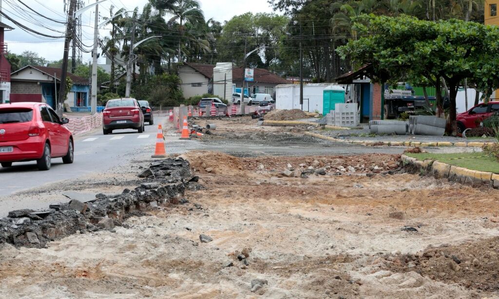 Obras em Rua Ottokar Doerffel afetam ponto de ônibus em frente à Central Funerária