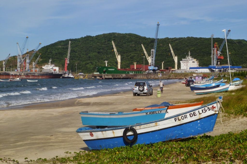 Homem é resgatado de embarcação pesqueira no Porto de Imbituba