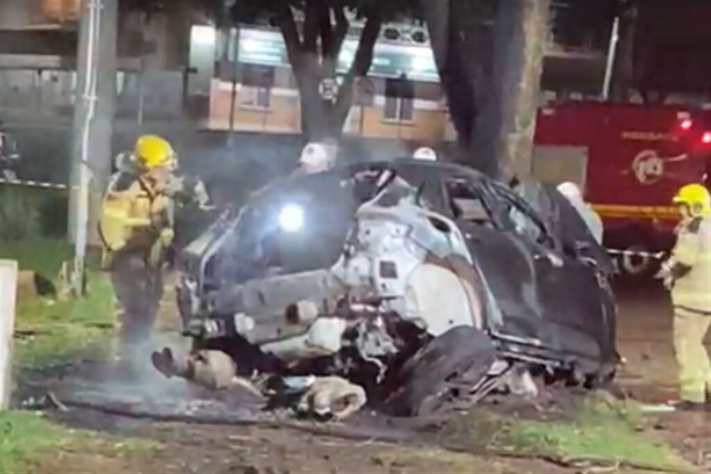 VÍDEO: jovem de 27 anos morre após colidir Porsche em árvore no RS