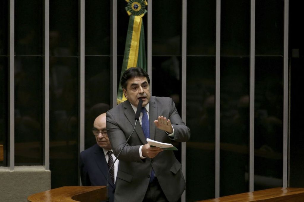 Deputados protocolam PEC que permite derrubada de decisões do STF