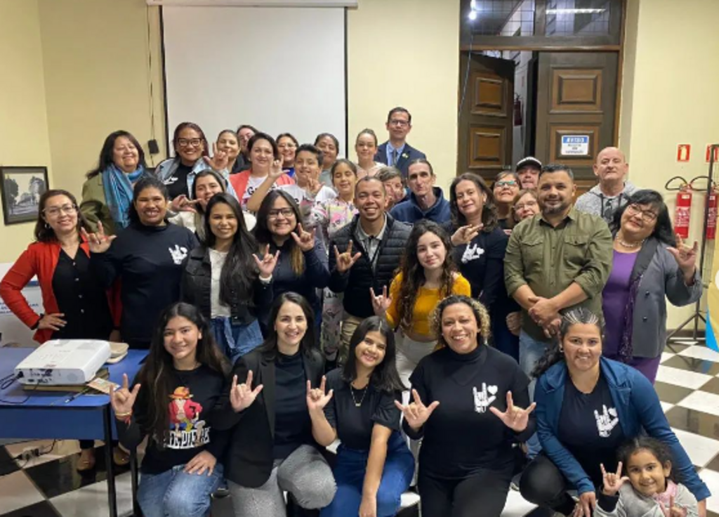 Biblioteca sedia seminário para comunidade surda