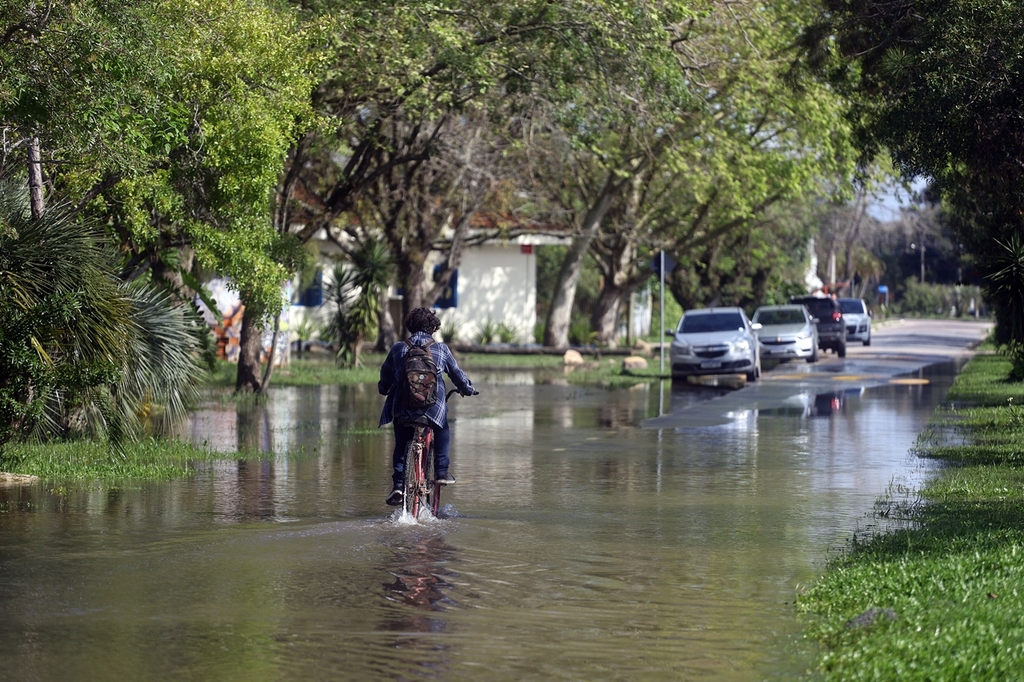 Foto: Ítalo Santos - especial - DP - Pelo menos seis quadras do bairro estão com elevado índice de água e esgoto atrapalhando as vias