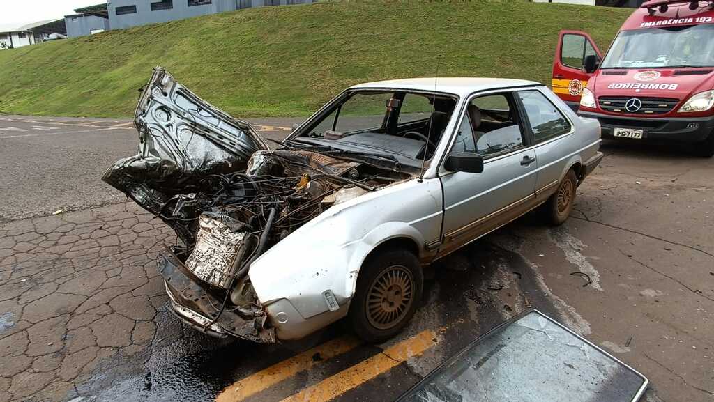 Colisão lateral entre caminhão e carro na SC 160