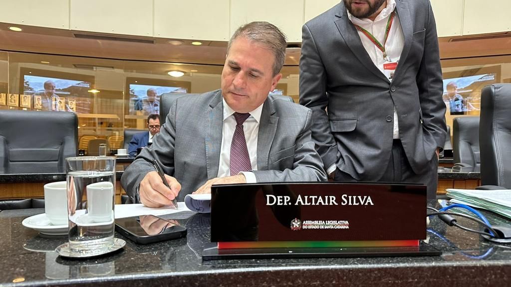 Deputado Altair Silva tira licença de 30 dias