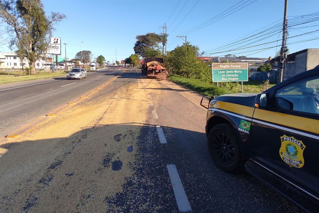 Foto: Polícia Rodoviária Federal - Acidente ocorreu na rotatória de acesso ao Bairro Lorenzi na BR-392