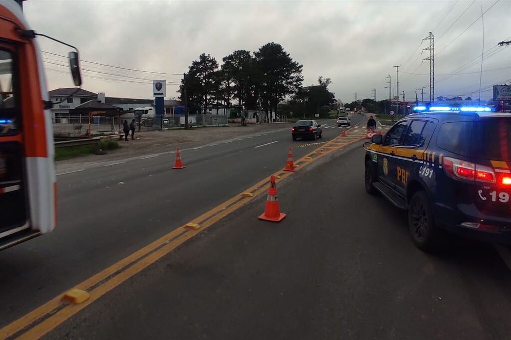 Trânsito segue com restrições na BR-392 em Santa Maria após acidente com caminhão que colidiu em poste