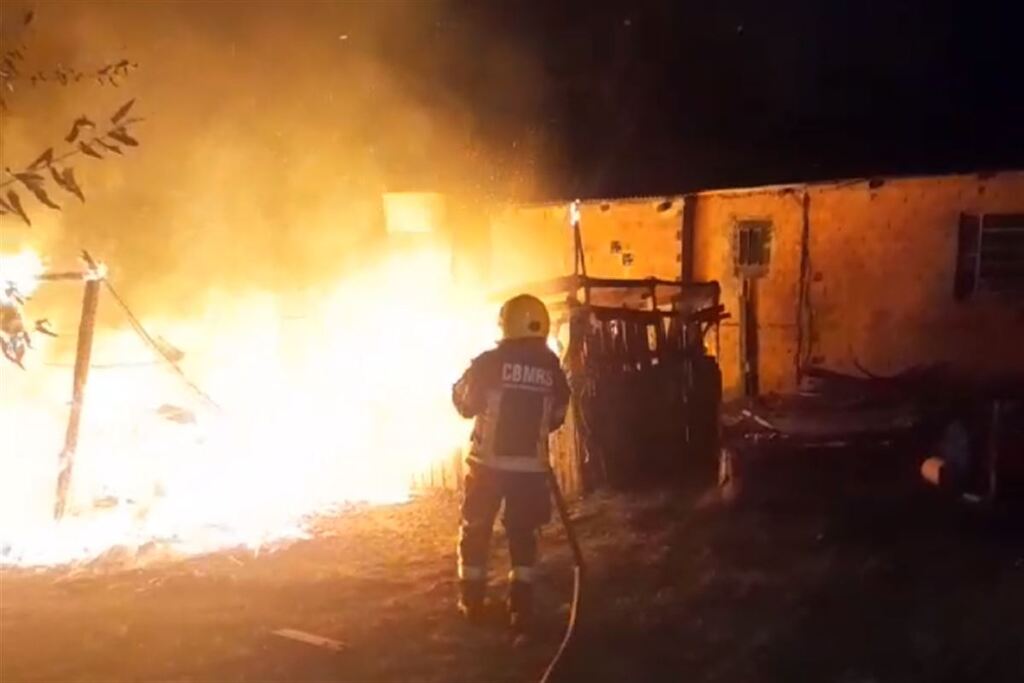 Residência é destruída pelo fogo em Santa Maria