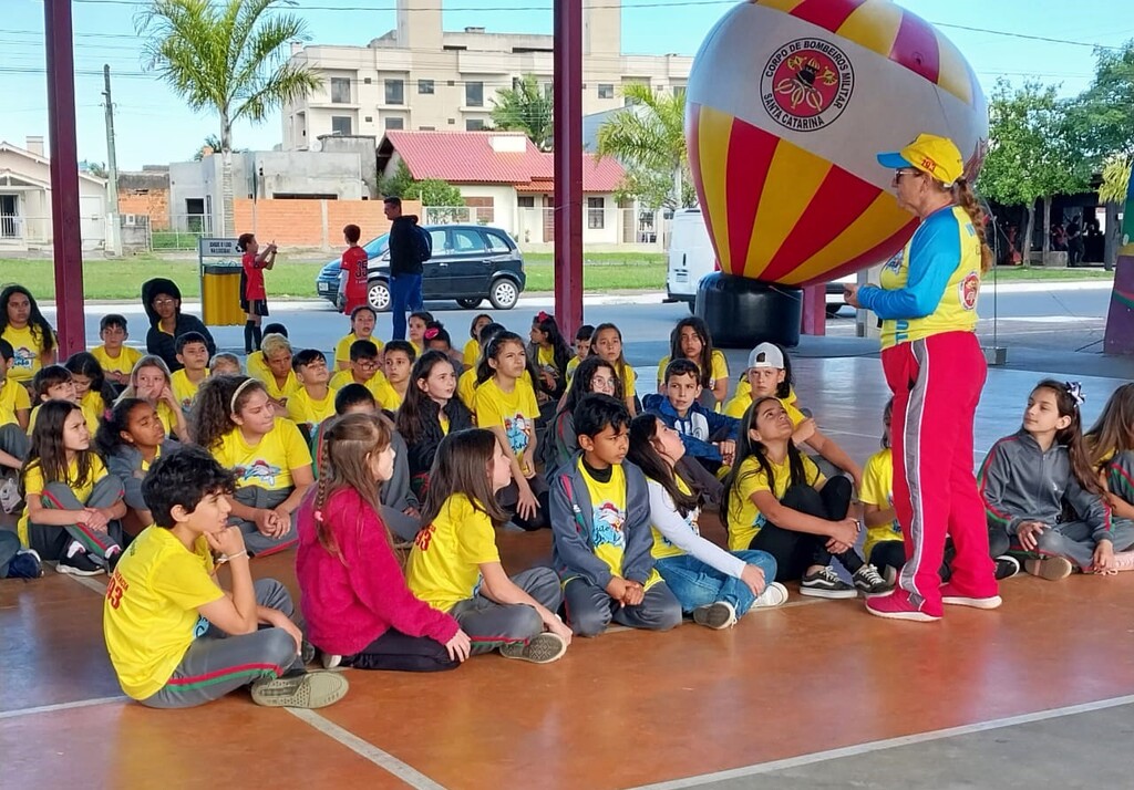ALUNOS SOMBRIENSES PARTICIPAM DO PROJETO GOLFINHO