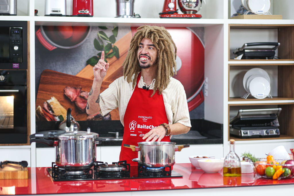 Alex Ahã é o último a passar pela cozinha na 6ª edição do Baita Chef