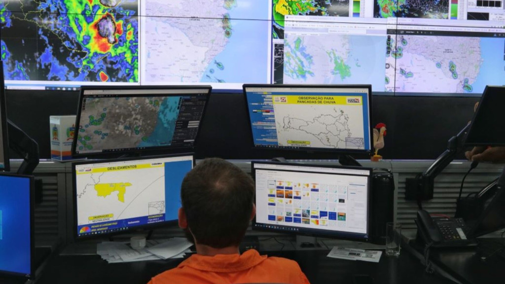 DEFESA CIVIL ALERTA PARA TEMPORAIS E CHUVA VOLUMOSA PARA SANTA CATARINA