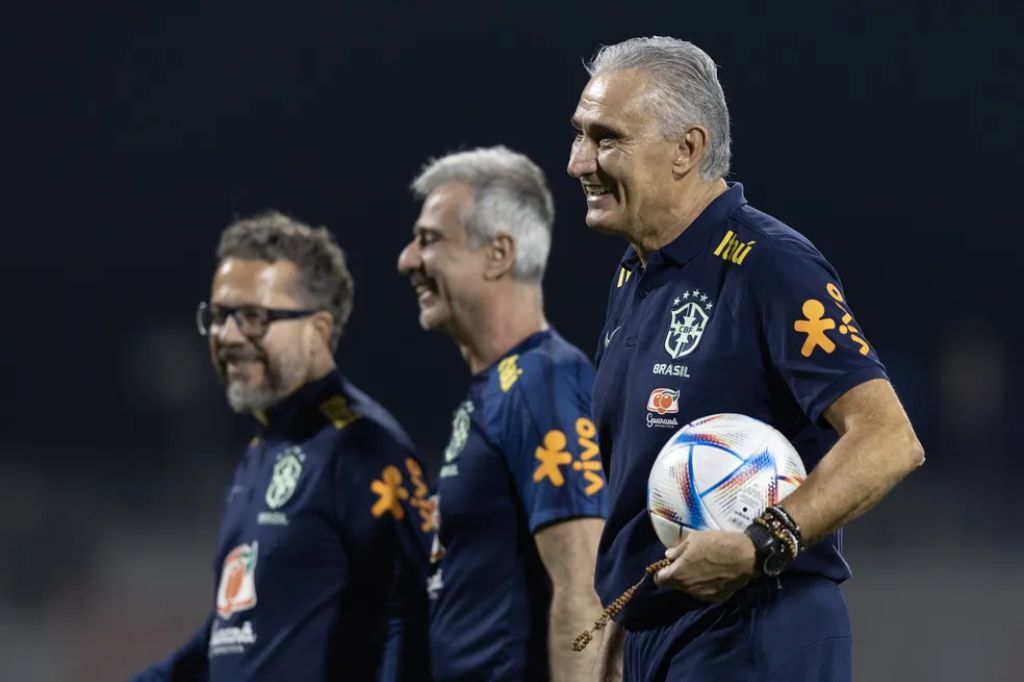  - Cléber Xavier, Fábio Mahseredjian e Tite, durante treino da seleção brasileira — Foto: Lucas Figueiredo / CBF