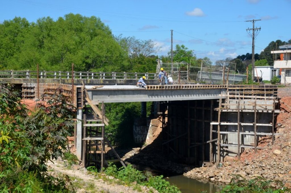 Foto: João Vilnei (PMSM) - Na ponte do Passo D’Areia, sobre as lajes pré-moldadas, será executada in loco uma laje de concreto para completar a espessura