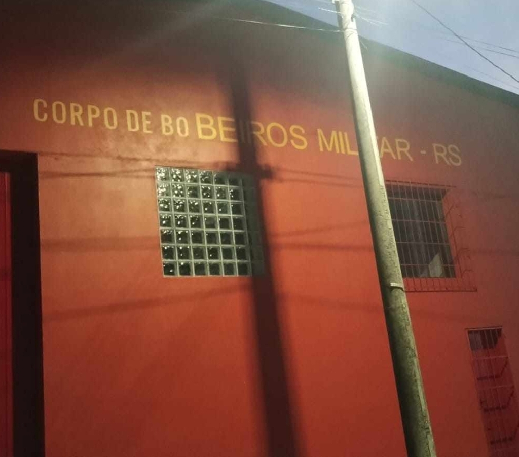  - Alvoroço nas redes sociais e meios políticos em Canguçu. Prestes a ser inaugurada, a sede do Corpo de Bombeiros Militar, recebeu a pintura em vermelho e as letras, em amarelo, para sua identificação.