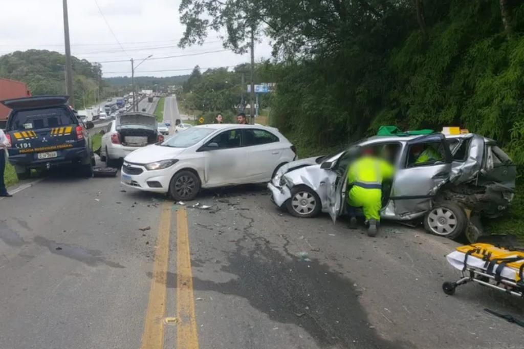  - Durante a fuga, veículo colidiu contra outros dois automóveis em Joinville — Foto: PRF/ Divulgação